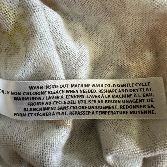 Old Navy v-neck 6 button-down flowery long sleeve sweater, size small petite - Picture 6 of 6